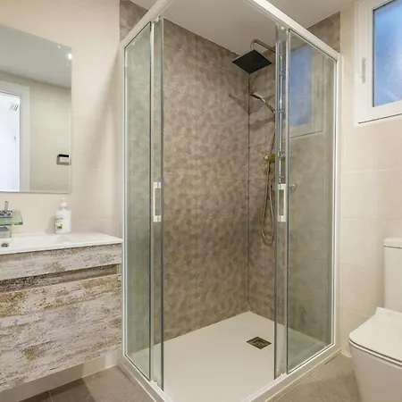 With Fluffy Beds & Private Patio Apartment *