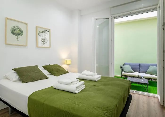With Fluffy Beds & Private Patio Апартаменты